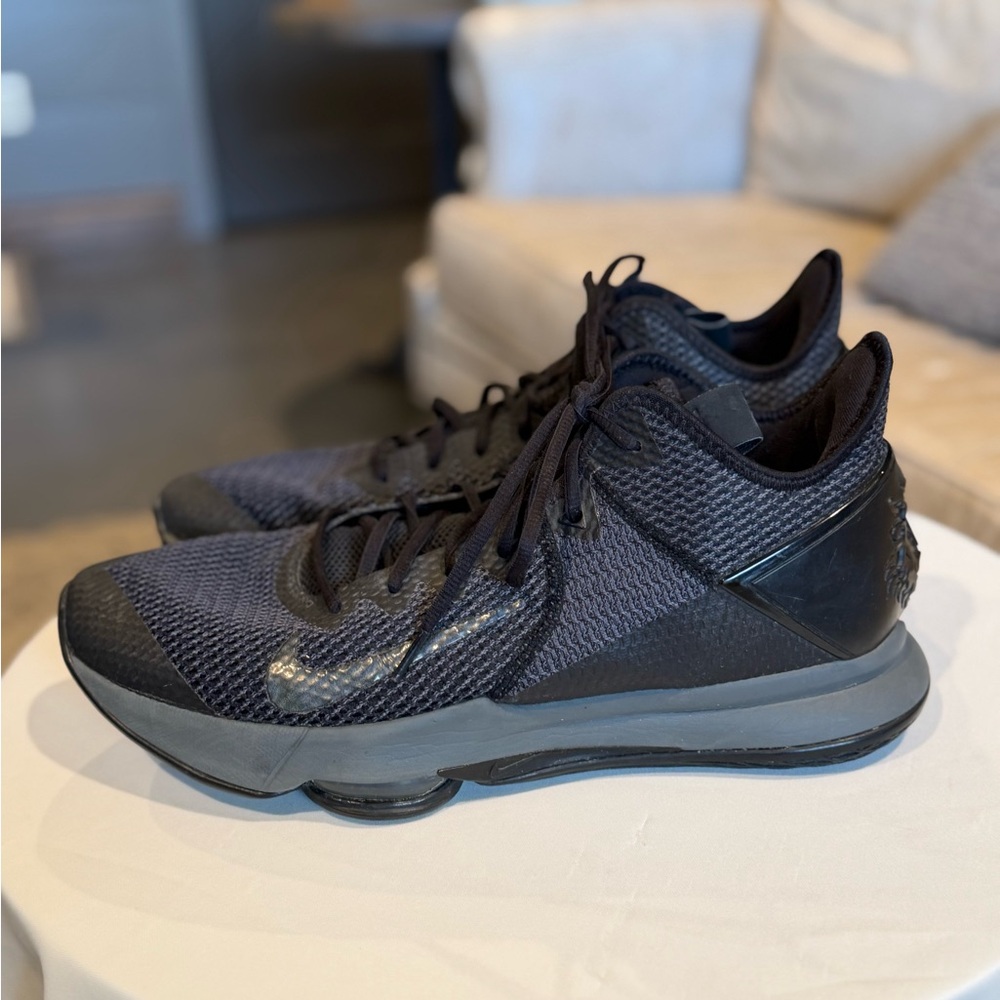 Nike Men’s LeBron Witness 4 Basketball Sneakers - Picture 4 of 7